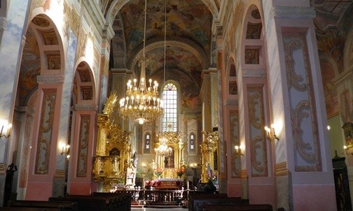Płaszcz rozpostarty nad miastem