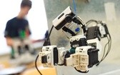 Robot Rąsia za pomocą kamery naśladuje ruchy ludzkiej ręki.