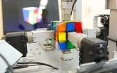 Robot Kostkownik potrafi ułożyć kostkę Rubika.