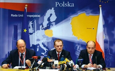 Z tarczą czy na tarczy?
