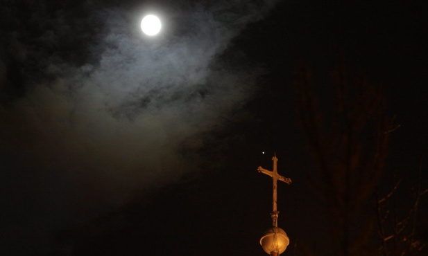 Jowisz jest widoczny tuż nad krzyżem kościoła w węgierskim Veszprem