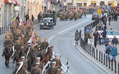 Defilada historyczna na ulicach Warszawy