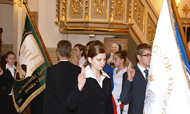 Katolik trzyma poziom