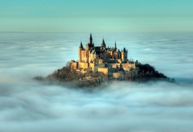Zamek Hohenzollernów wygląda jakby unosił się w chmurach