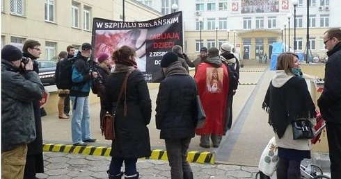 Antyaborcyjna broń na chodniku
