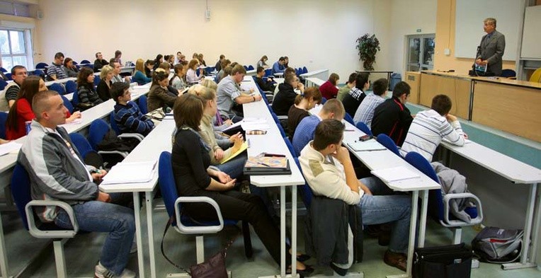 Zagraniczni studenci omijają Polskę