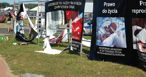 Zniszczona wystawa antyaborcyjna