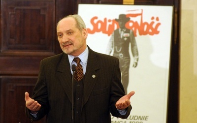 Macierewicz ma przeprosić szefa ABW