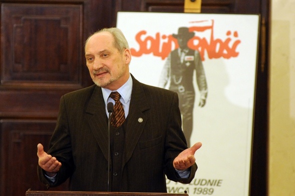 Macierewicz ma przeprosić szefa ABW