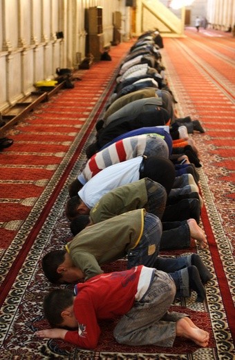 Muzułmanin nie może modlić się w szkole