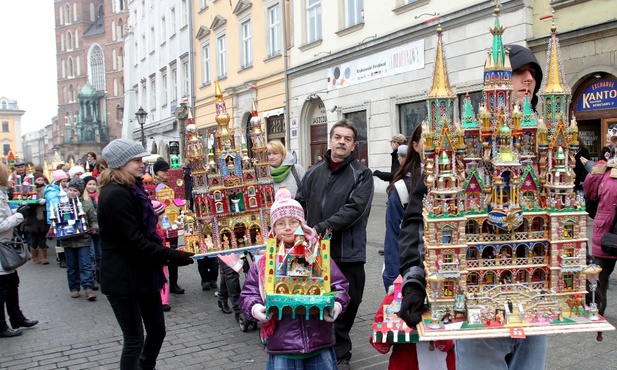 Tradycyjnie, pokaz rozpoczyna się u stóp pomnika Mickiewicza w pierwszy czwartek grudnia.