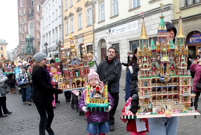 Tradycyjnie, pokaz rozpoczyna się u stóp pomnika Mickiewicza w pierwszy czwartek grudnia.