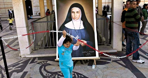 Arabka wyciąga ludzi