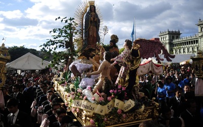Maryjna procesja w Gwatemali