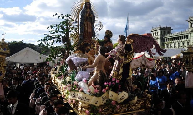 Maryjna procesja w Gwatemali