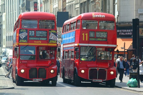 Stare Routemastery na ulicach Londynu