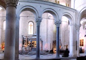 Wnętrze bazyliki św. Mikołaja w Bari, gdzie przechowywane są relikwie biskupa Myry