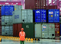 Te kontenery czekają na eksport w porcie w Szanghaju. Chiny są już największym eksporterem na świecie