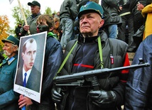 Ukraińscy nacjonaliści z portretem Stepana Bandery podczas demonstracji w Kijowie