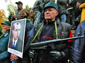Ukraińscy nacjonaliści z portretem Stepana Bandery podczas demonstracji w Kijowie