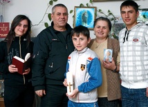 Ismet Marine Sopi (drugi z lewej) z żoną i dziećmi.