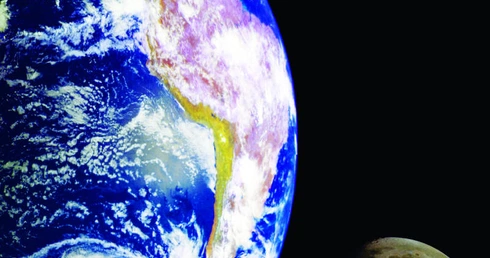 Naturalny satelita Ziemi kurczy się