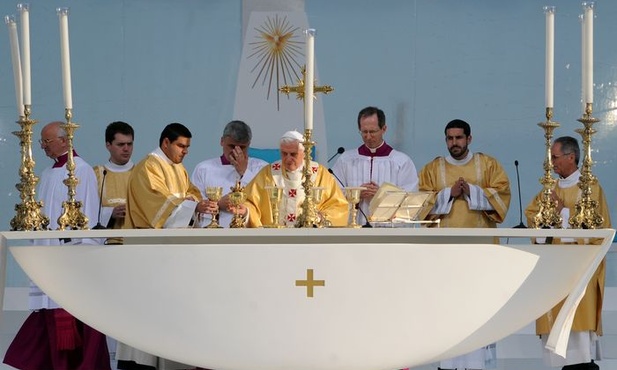 Benedykt XVI podczas Eucharystii w Lizbonie