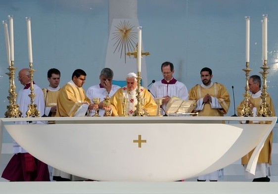 Benedykt XVI podczas Eucharystii w Lizbonie