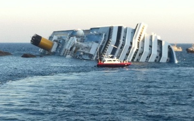 Costa Concordia na mieliźnie