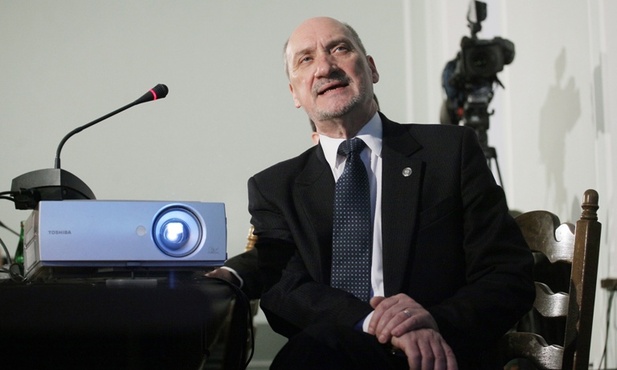 Macierewicz: Miller poświadczył nieprawdę