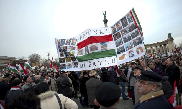 Stutysięczny tłum za Orbanem