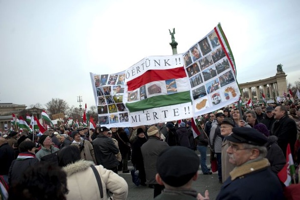 Stutysięczny tłum za Orbanem