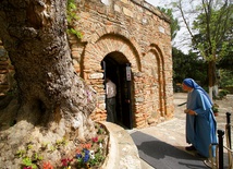 Domek Maryi w Efezie uszkodzony