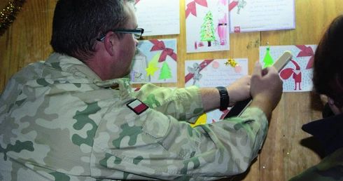 Dzieci wysłały kartki do żołnierzy