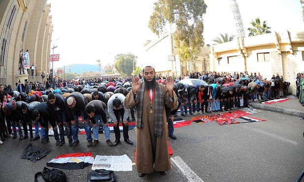 Modlitwa, kamienie, gaz łzawiący