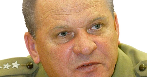 Patrzę w błękitne niebo