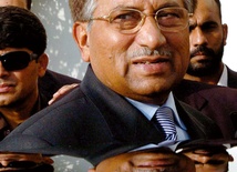 Prezydent Musharraf oddaje władzę