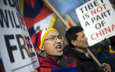 Setki Tybetańczyków poddawanych "reedukacji"