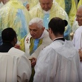 Nie atakujcie Papieża; to grozi schizmą