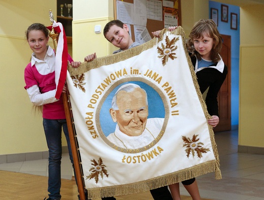 Szkoła im. Jana Pawła II w Łostówce