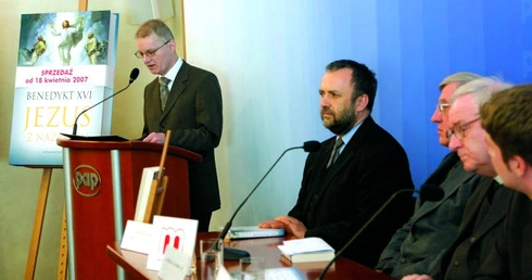 Papieska książka w sprzedaży