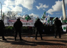 Związkowcy demonstrują pod Sejmem