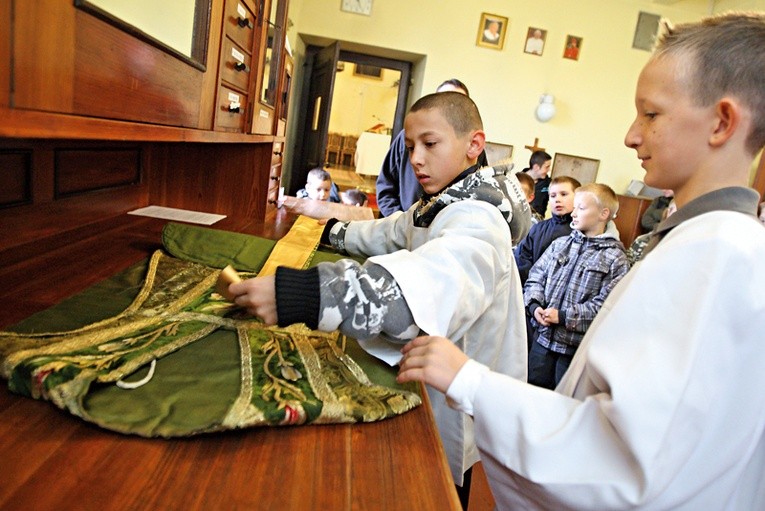 Ministranci z papieskiej parafii w Niegowici