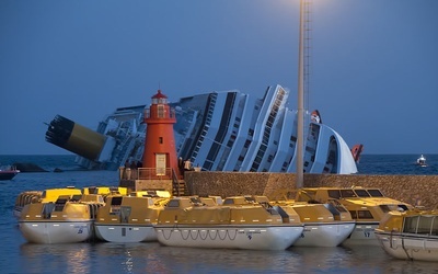 Costa Concordia tuż po katastrofie