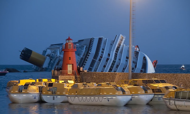 Costa Concordia tuż po katastrofie