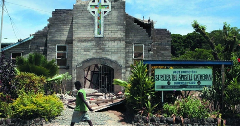 Zniszczony przez tsunami kościół w Gizo