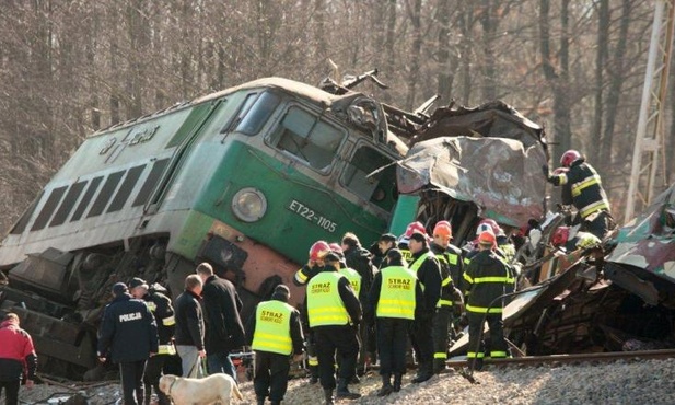 Ratownicy kontynuują akcję w miejscu katastrofy