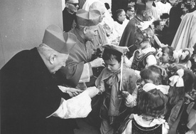  Kardynałowie Wyszyński i Wojtyła w czasie uroczystości w Nowej Hucie, 9 maja 1971 r.