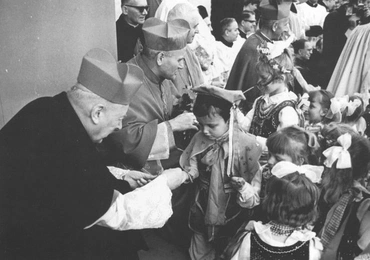  Kardynałowie Wyszyński i Wojtyła w czasie uroczystości w Nowej Hucie, 9 maja 1971 r.
