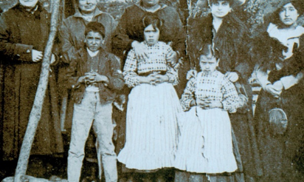 DREWNIANA BRAMA - POCZĄTEK KAPLICY OBJAWIEŃ MATKI BOŻEJ